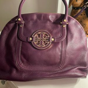 ⭐️ AMAZING Tory Burch purple Bag, amazing condition and super soft leather.
